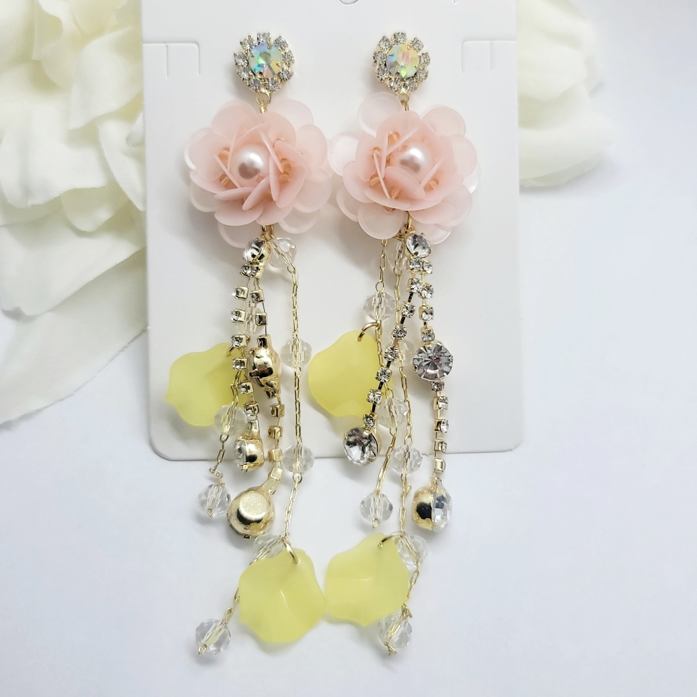 Floral earrings with dangle
